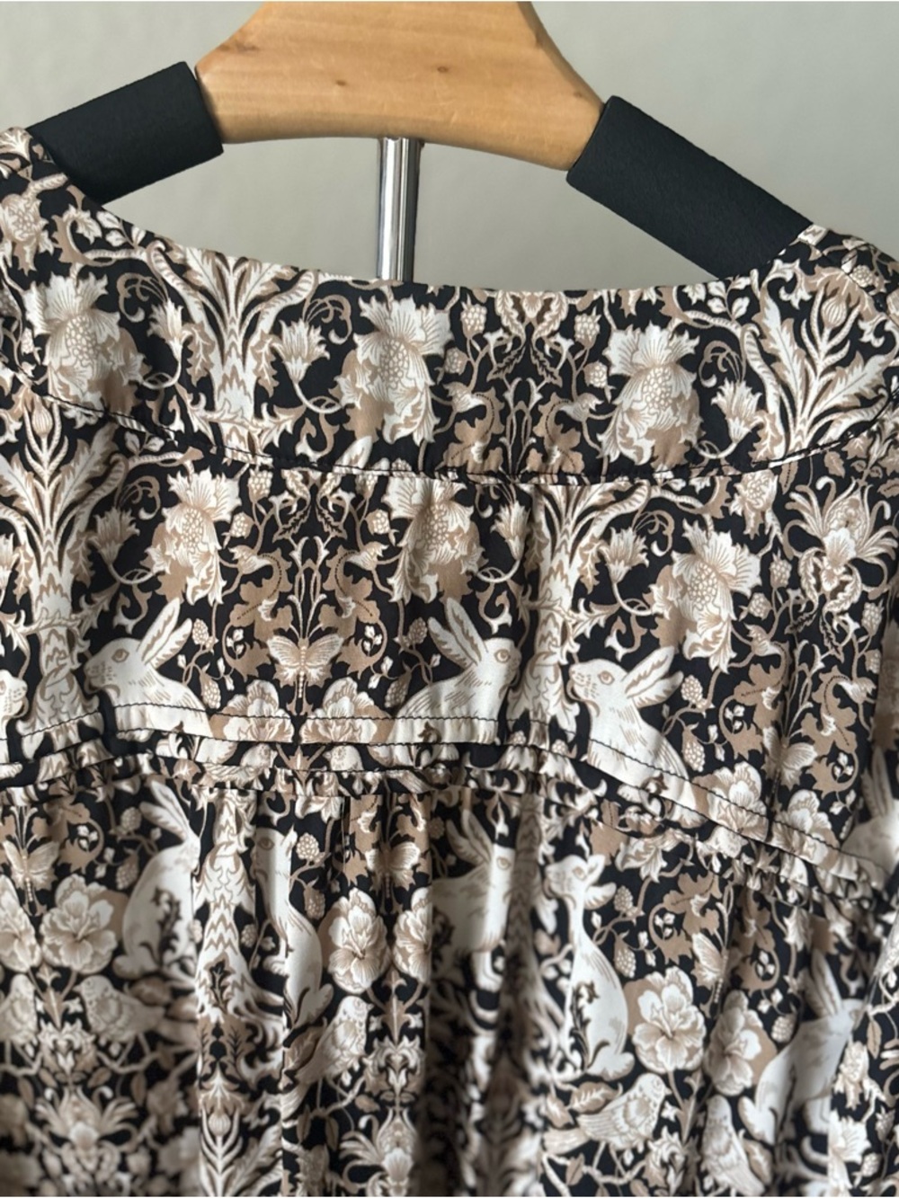 Anthropologie Rabbit Print Wrap Blouse Tie V Neck Stretch Waist LS Women’s L - Picture 3 of 8
